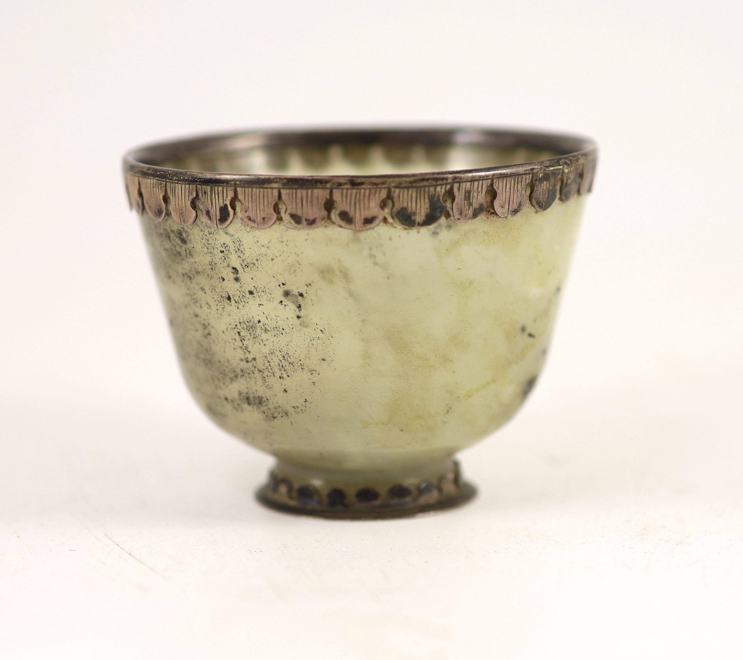 A silver mounted moss agate bowl, possibly 17th century, 7.8 cm diameter